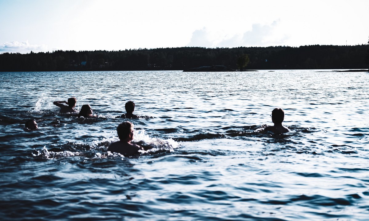 плавают в озере люди