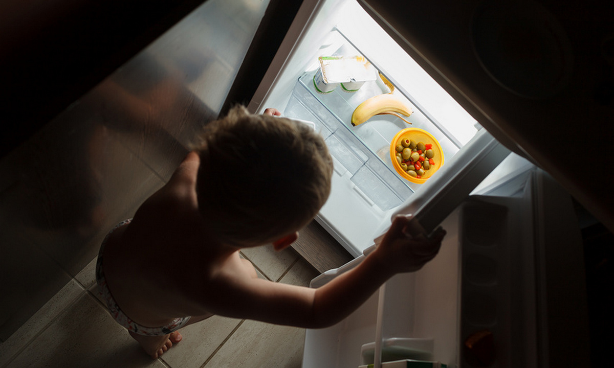 ребенок у холодильника