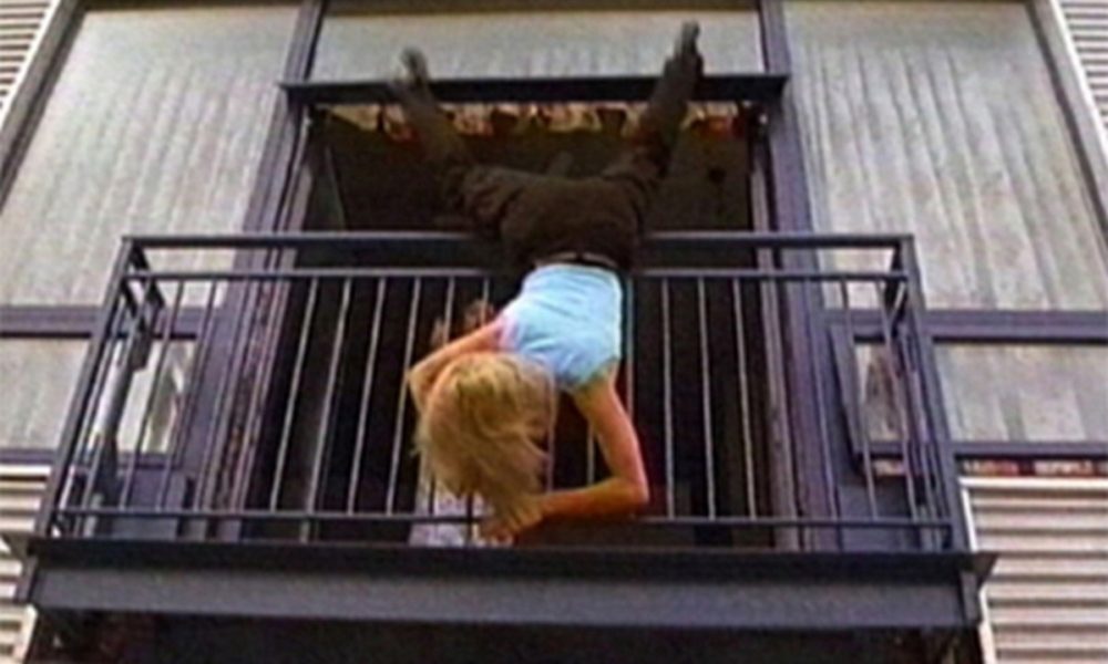 Муж жену на балконе. Женщина прыгает в окно.