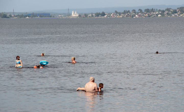 Люди плавают в озере 