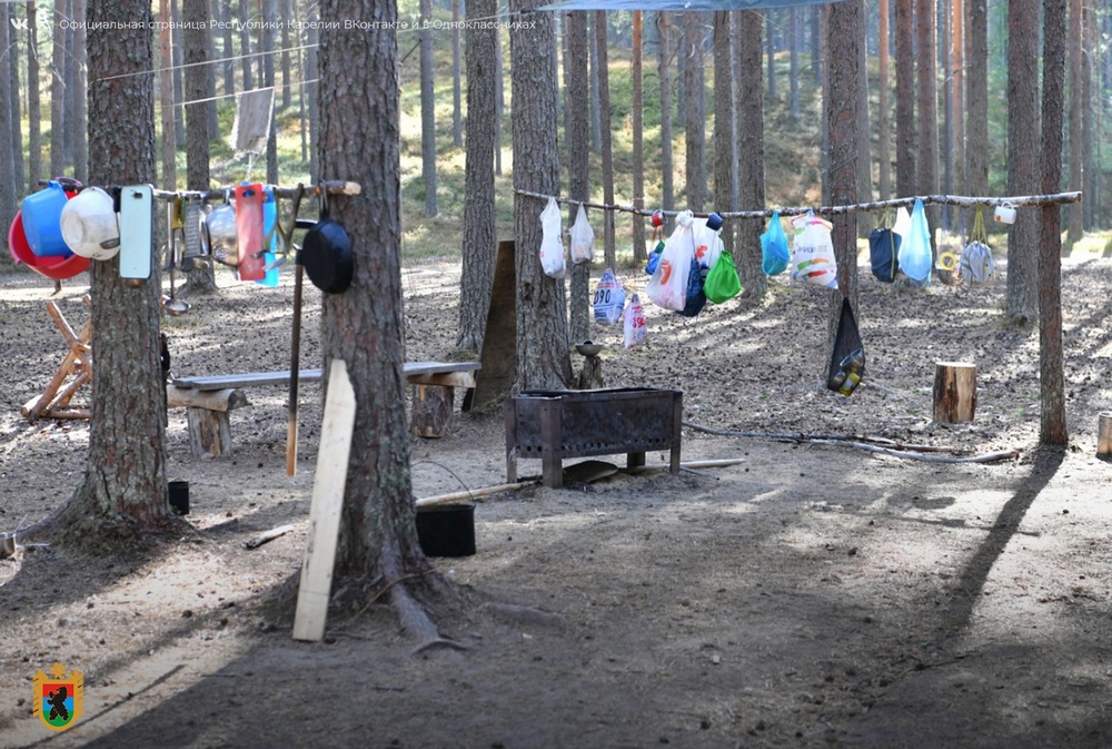 Туристы разбили лагерь продолжить предложение. Палаточный лагерь Сямозеро. Туристы разбили лагерь. Разбить лагерь в лесу. Лагерь туристов.