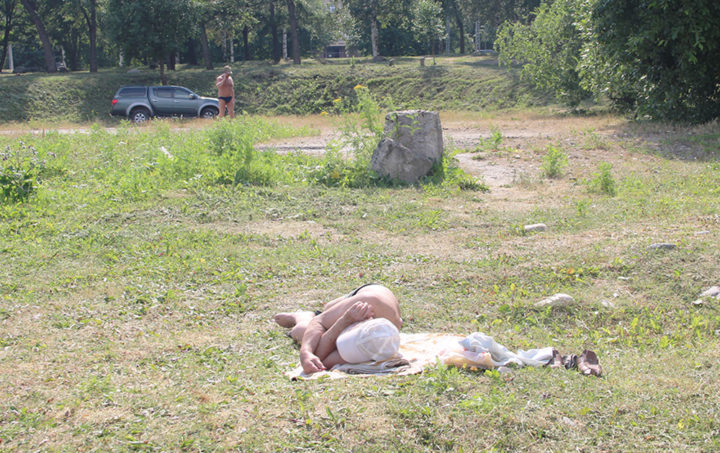 Человек спит на траве 
