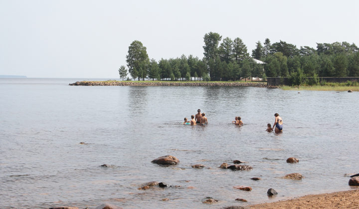 Люди купаются в озере 