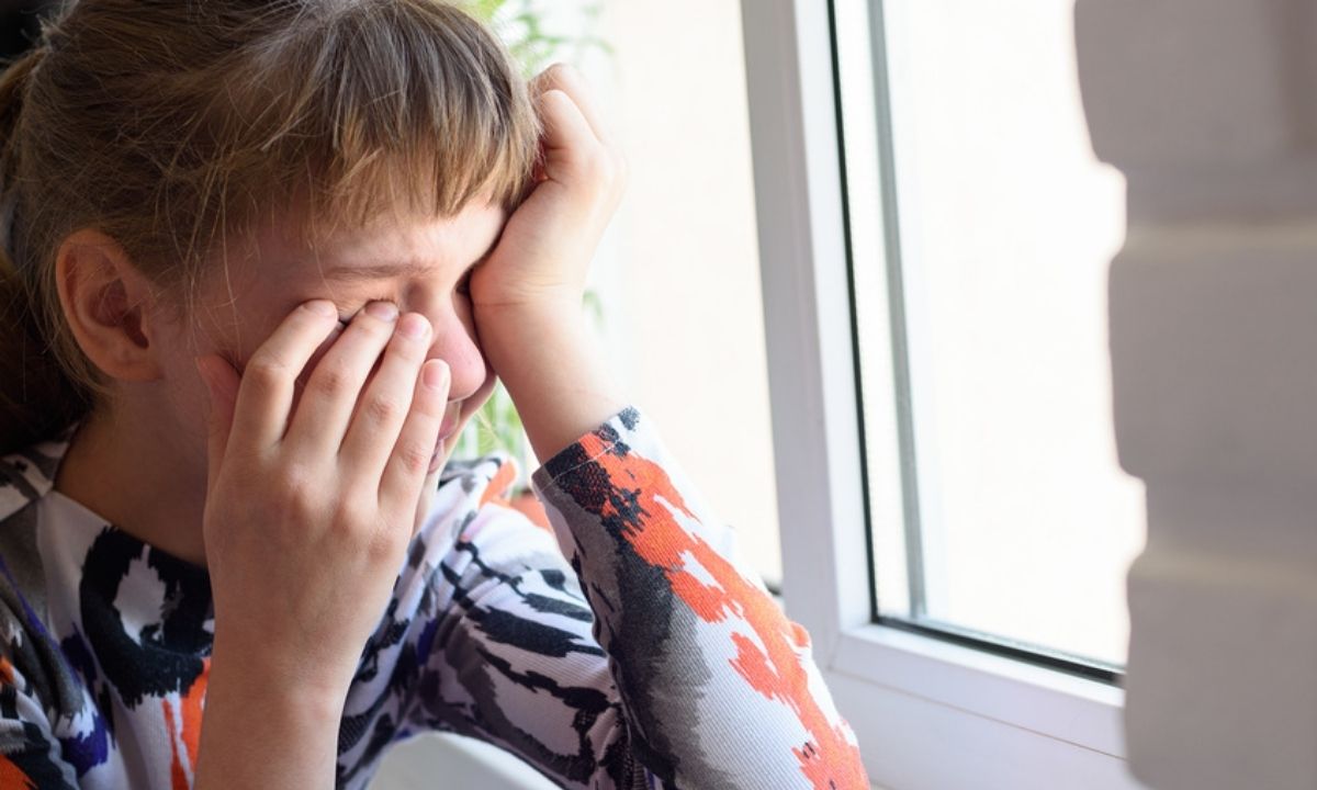 плачет девочка