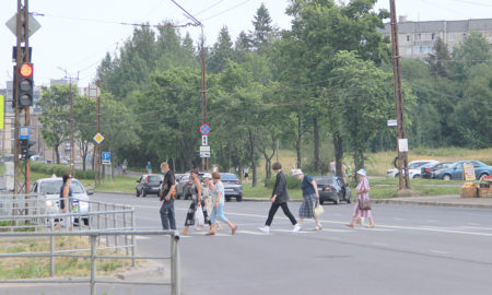 Люди переходят дорогу по пешеходному переходу