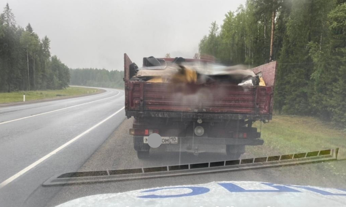 В Карелии водителя грузовика оштрафовали за потерю мусора