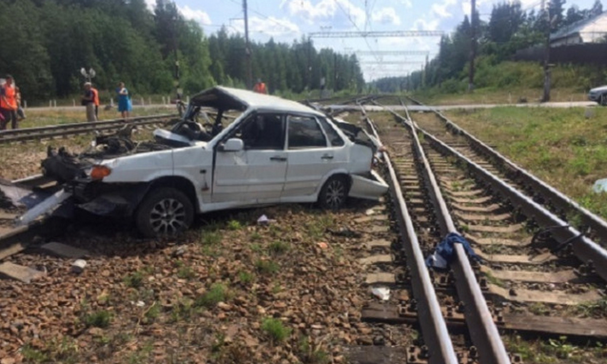 Три человека погибли в ДТП на переезде