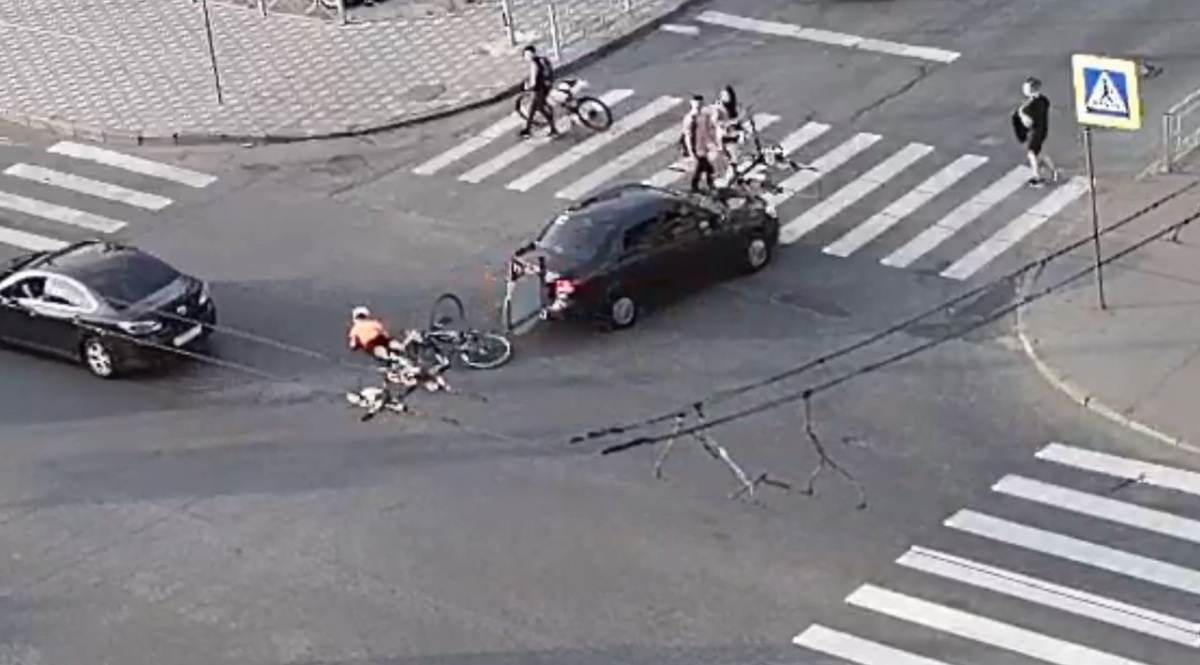 велосипедист врезался в машину