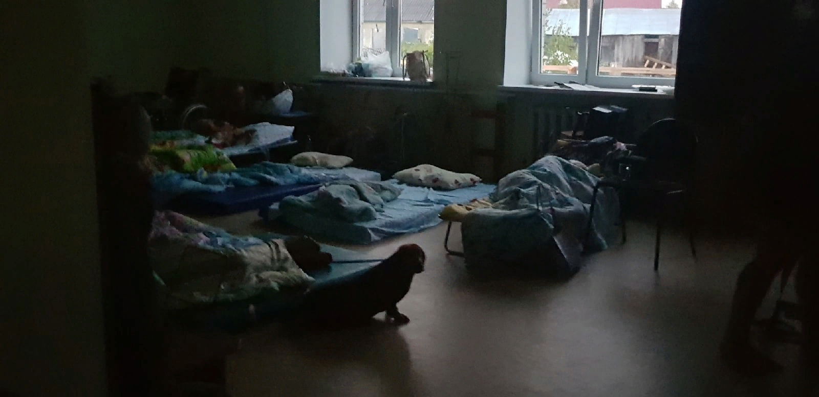эвакуированные из карельского поселка люди спят на полу школы