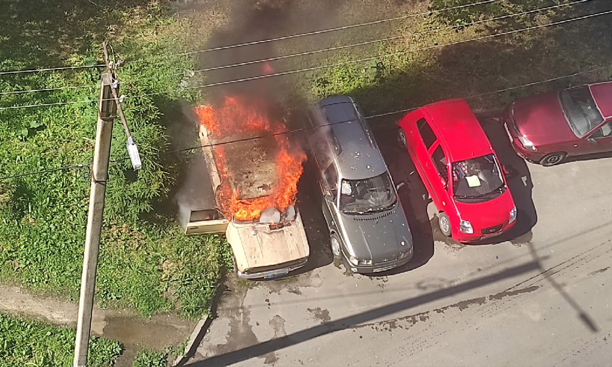 В петрозаводском дворе загорелся автомобиль