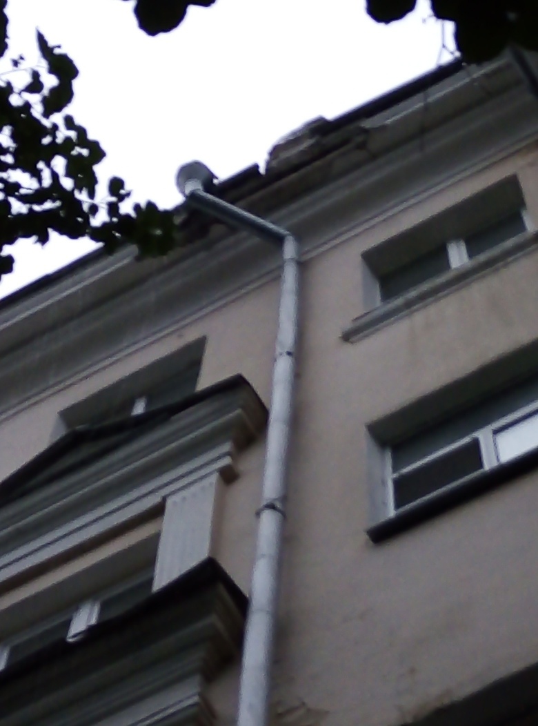 в центре Петрозаводска обрушилась часть крыши здания