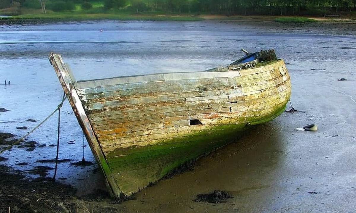 Лодка назад. Заброшенное судно с крыльями. Goa брошенный корабль. Брошенное судно суров. Корабль брошенный акрил.