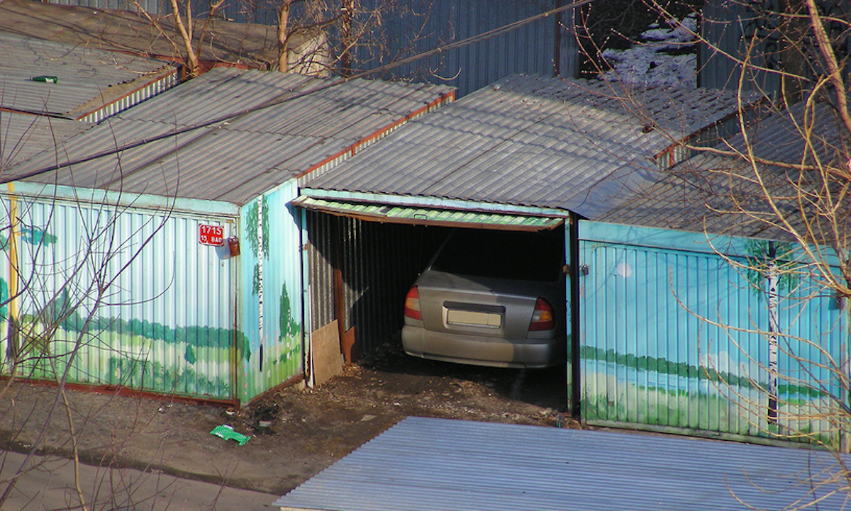 машина в гараже