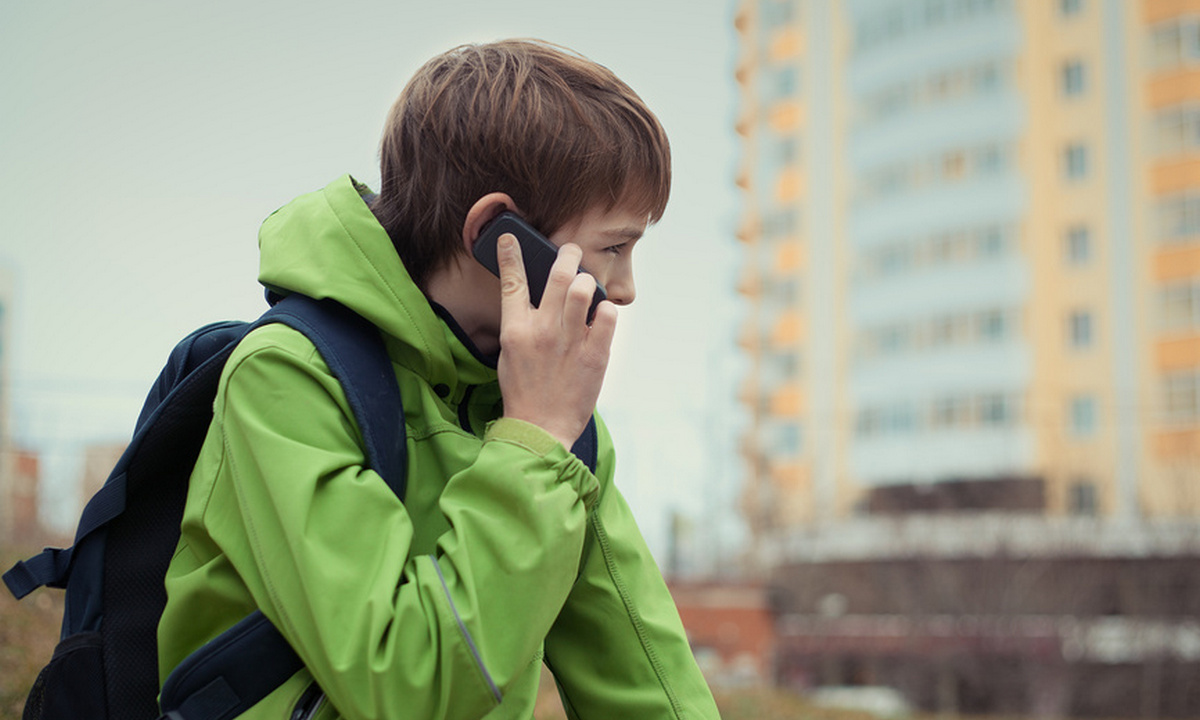 Телефон мобильный на улице. Подросток разговаривает по телефону. Подросток с телефоном. Подросток на улице один. Подросток говорит по телефону.