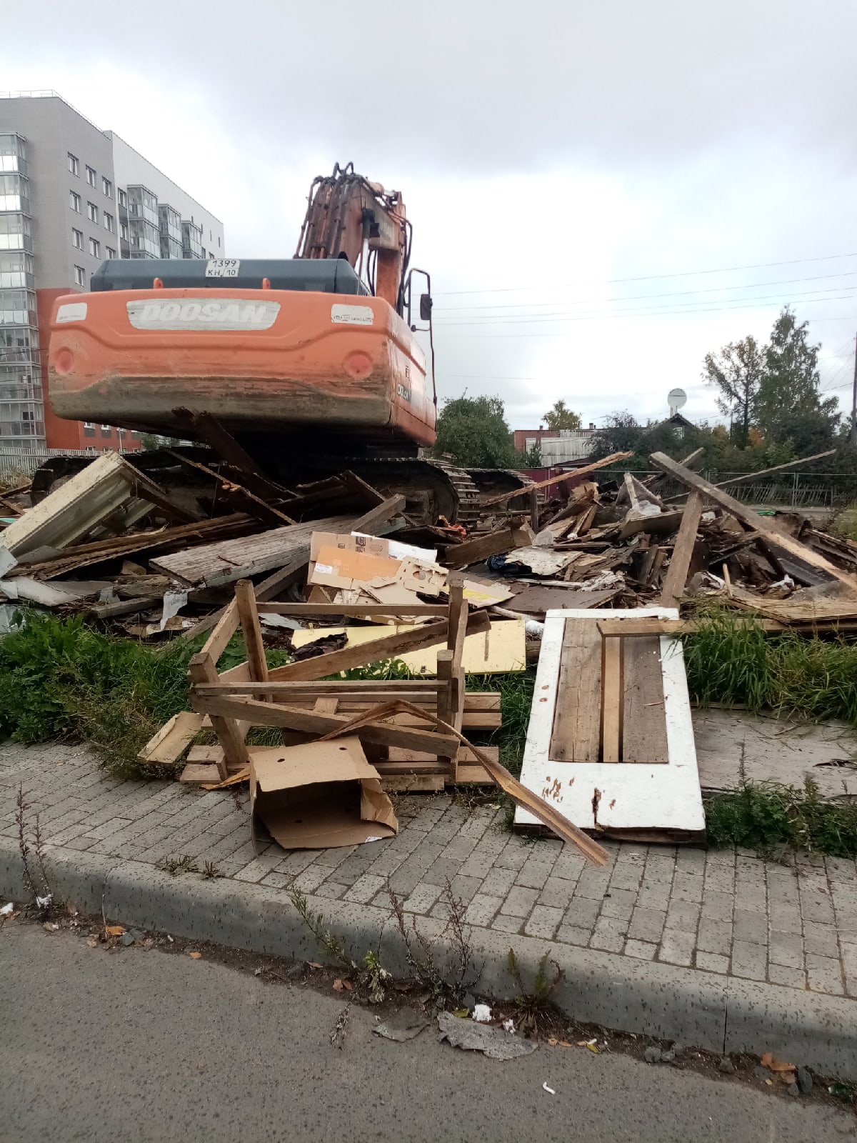 Проснулись и обалдели!»: в Петрозаводске без предупреждения снесли сараи,  где хранились вещи и дрова жителей дома