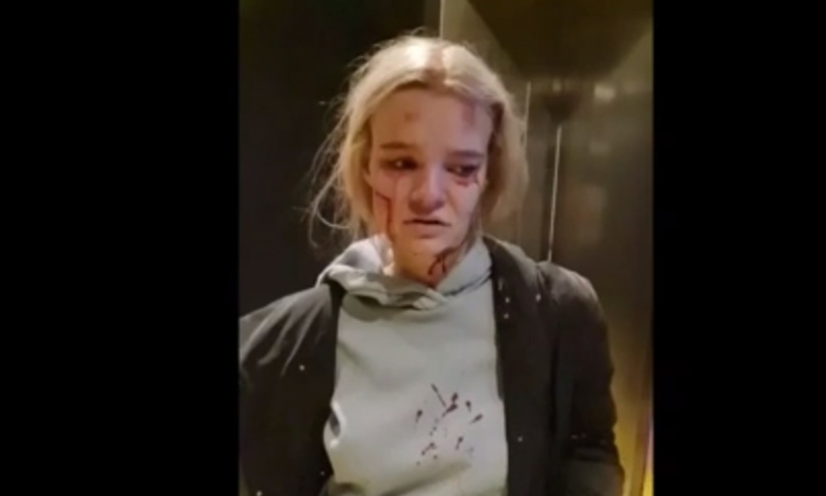девушка в лифте