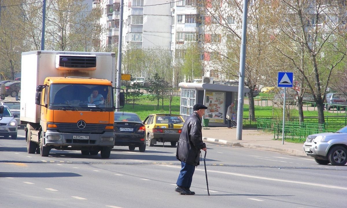 пенсионер переходит дорогу
