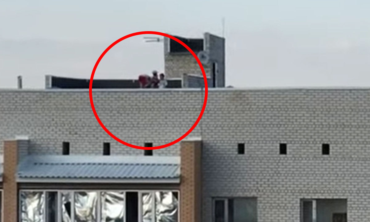 В Петрозаводске школьницы чуть ли не упали с 25-этажки
