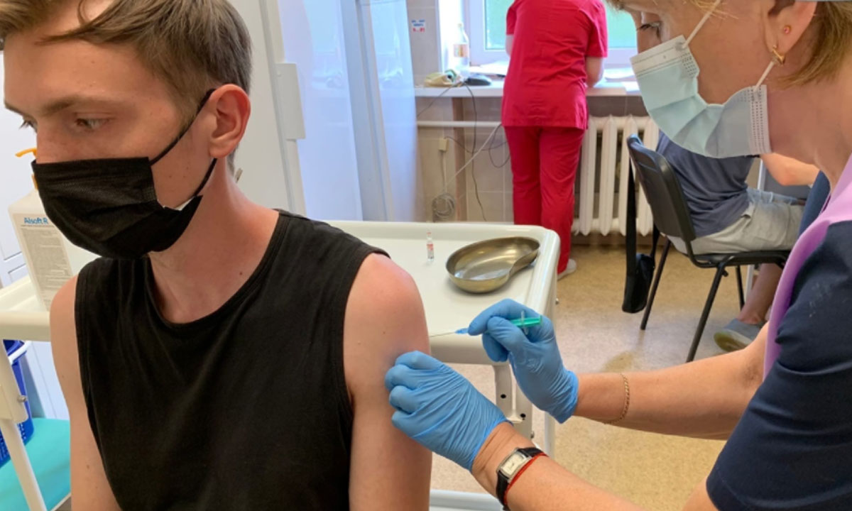 В Карелии сотрудник образовательного учреждения судится с работодателем из-за приказа о вакцинации против ковида