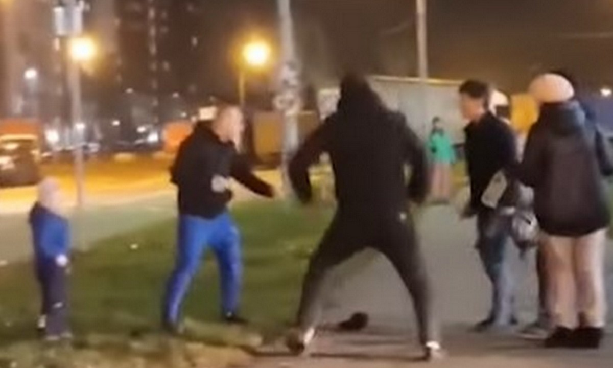 Покажи видео нападение. Кавказцы напали на мужчину с ребенком. Драка в Ватутинках ребенок.