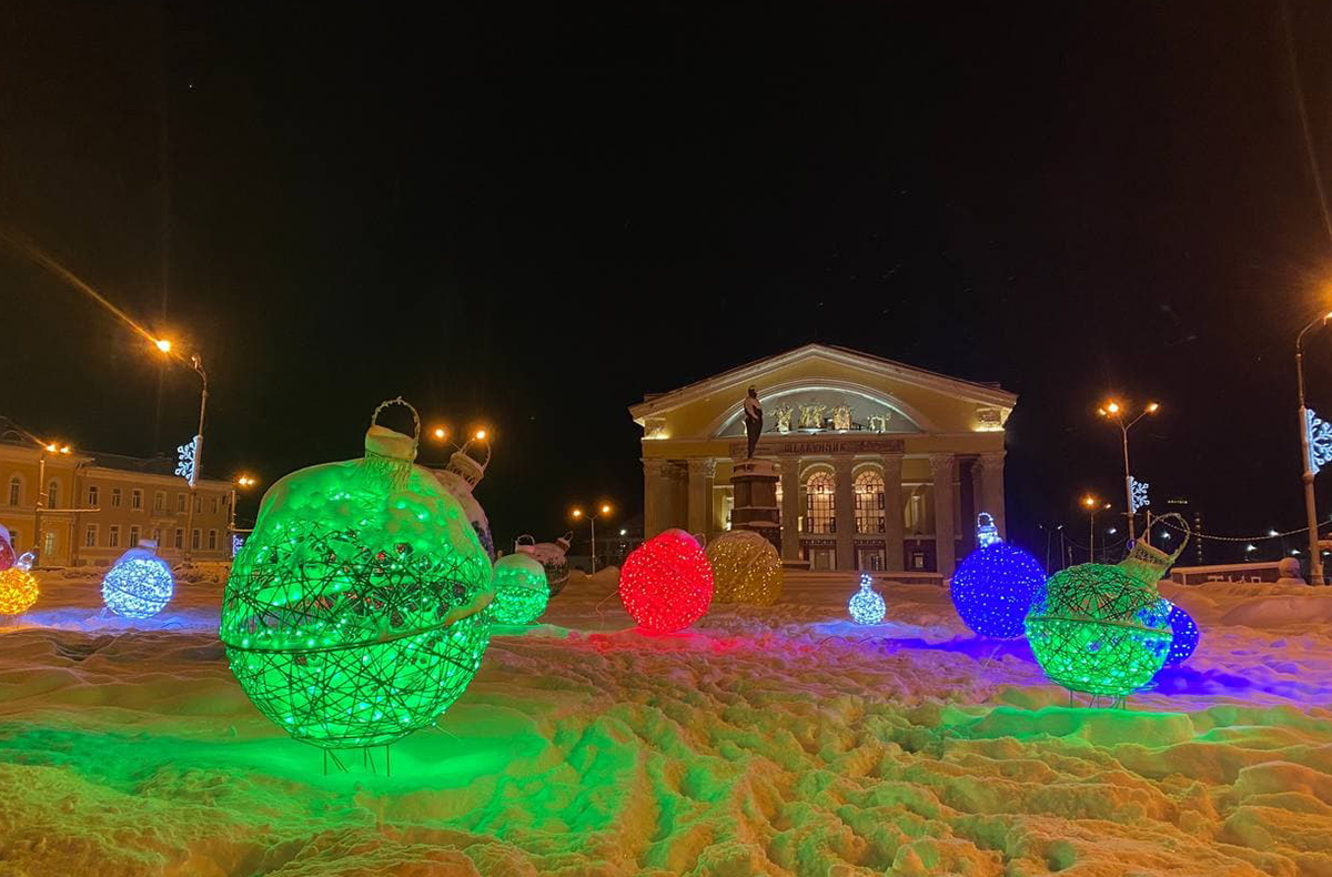 Дома города все как будто изо льда. Что будет на новый год на площади Кирова в Петрозаводске.