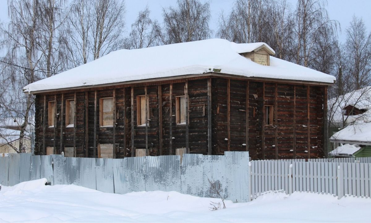 В Петрозаводске разваливается объект культурного наследия, который был  продан за ноль рублей