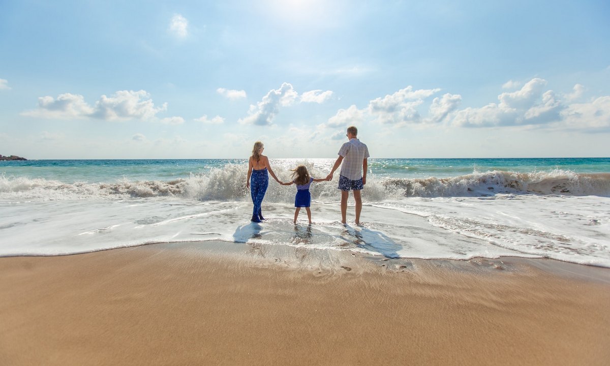 семья на пляже, море, семейный отуск с ребенком, раннее бронирование, сказка тур, петрозаводск