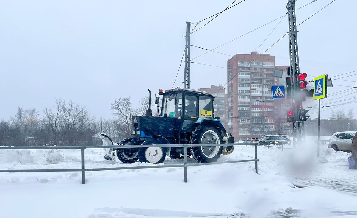 Трактор убирает снег