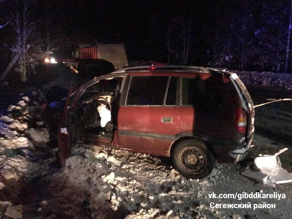 В Карелии самосвал в лобовую столкнулся с автомобилем: пострадали три  человека