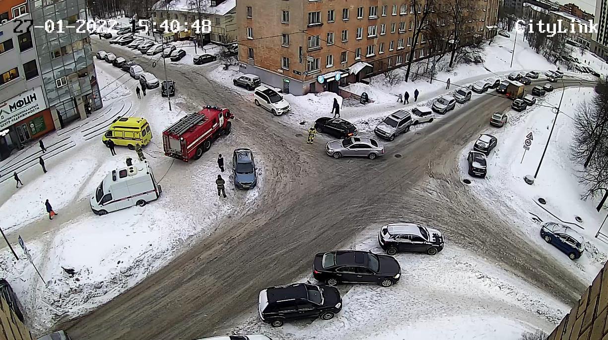 Сразу начали выталкивать». Петрозаводчанин рассказал, как на самом деле  отреагировали люди на застрявшую в снегу «скорую»