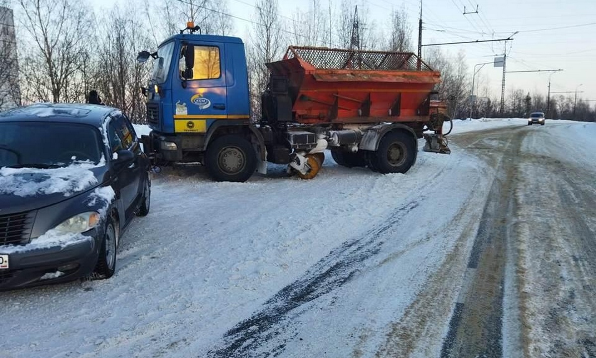 В Петрозаводске КамАЗ наехал на двух женщин