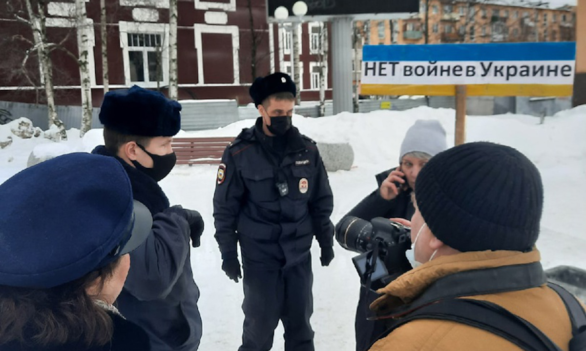 Открой последние новости. Арестованные девушки. Митинг в Петрозаводске сейчас. Журналист Вестей. Вести корреспондент Александр.