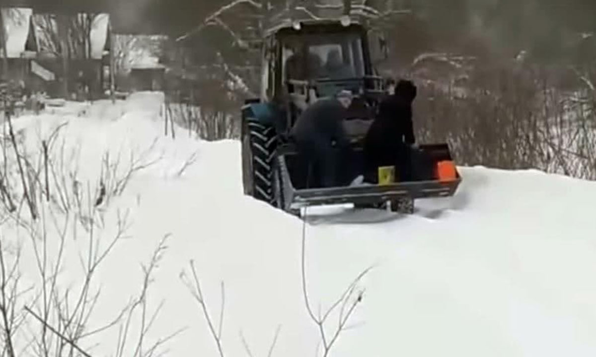 Из-за заснеженных дорог больного везли в ковше трактора | 15.02.2022 |  Новости Петрозаводска - БезФормата