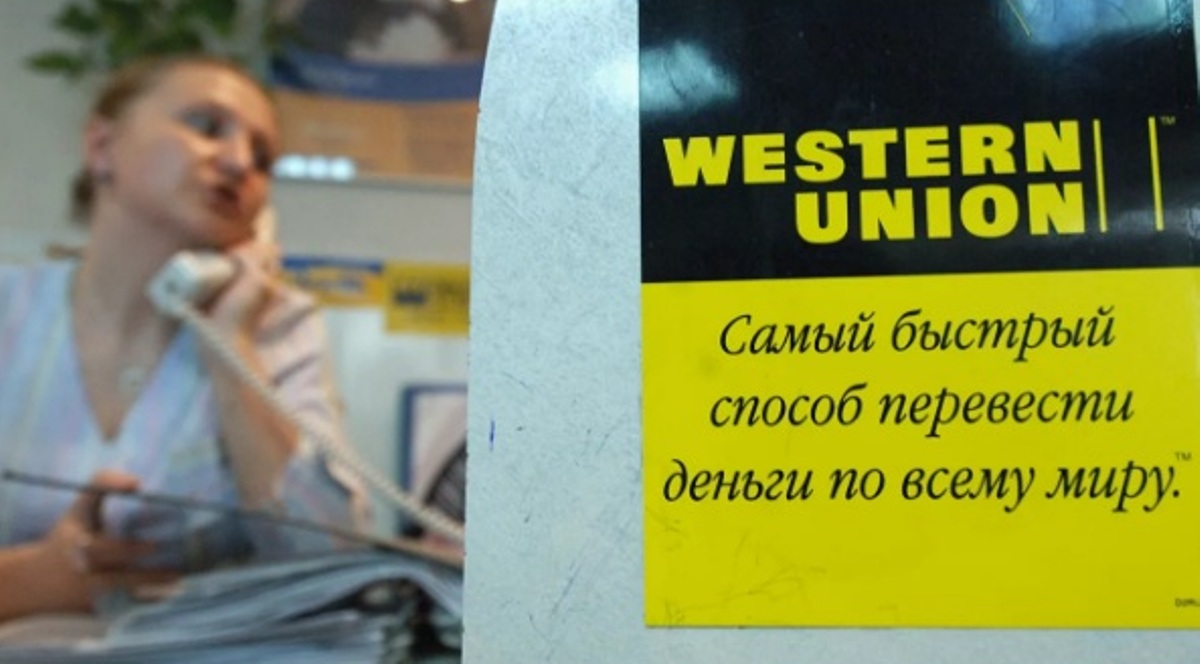 В Киргизии банки временно ограничили денежные переводы в Россию и из нее