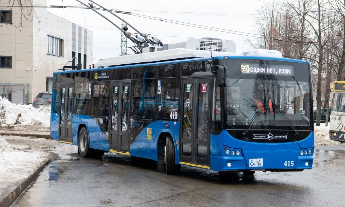 Там даже USB-разъемы есть»: в Петрозаводск прибыли первые пять новых  троллейбусов