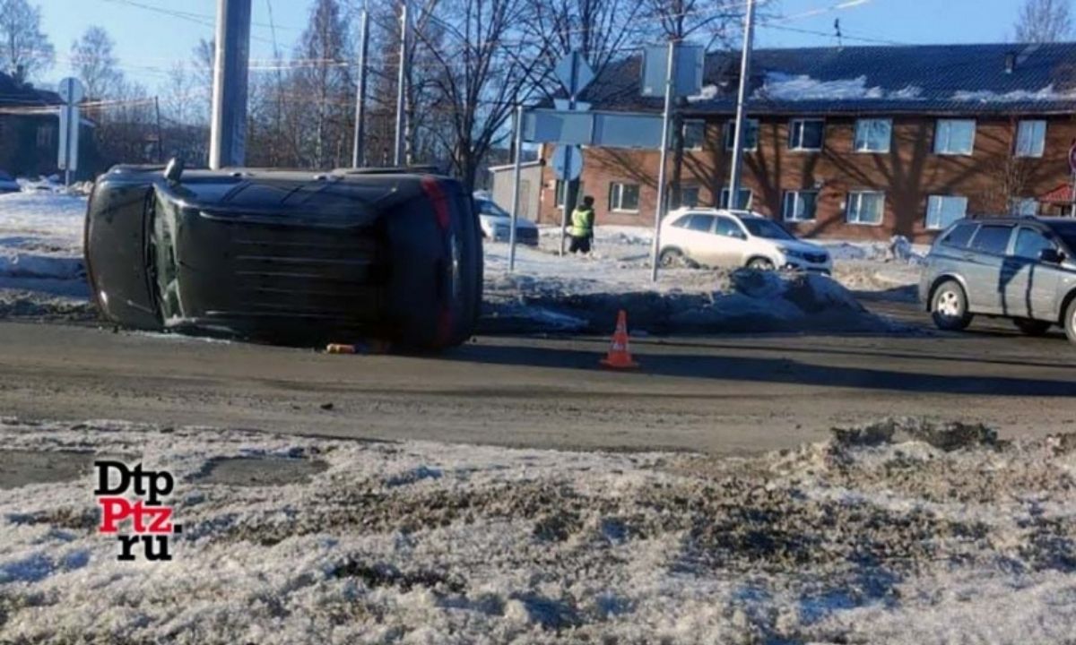 На кольцевой Петрозаводска во время ДТП перевернулся автомобиль: скорая  помощь приехала в течение минуты