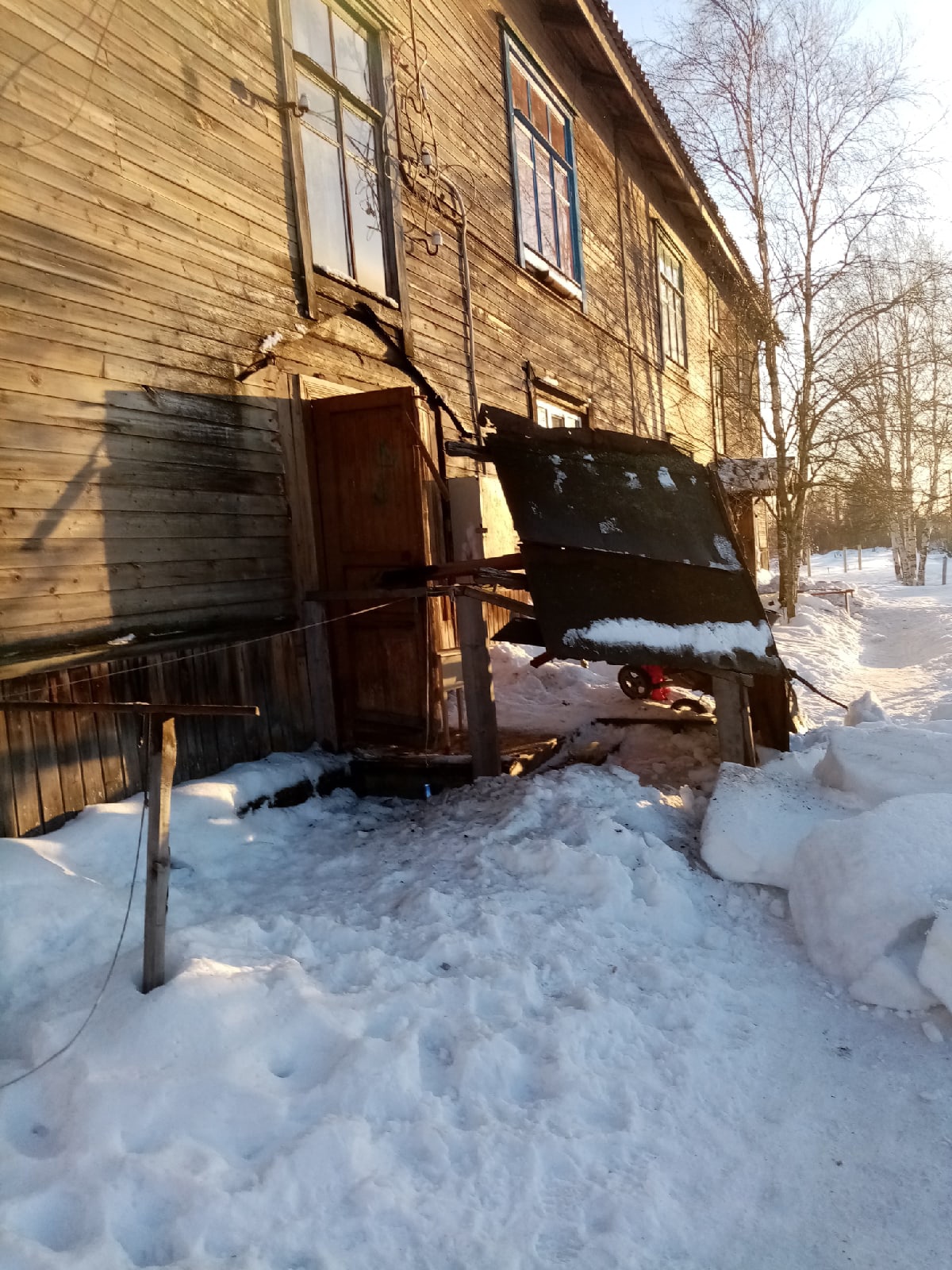 В Карелии козырек с дома рухнул на детскую коляску