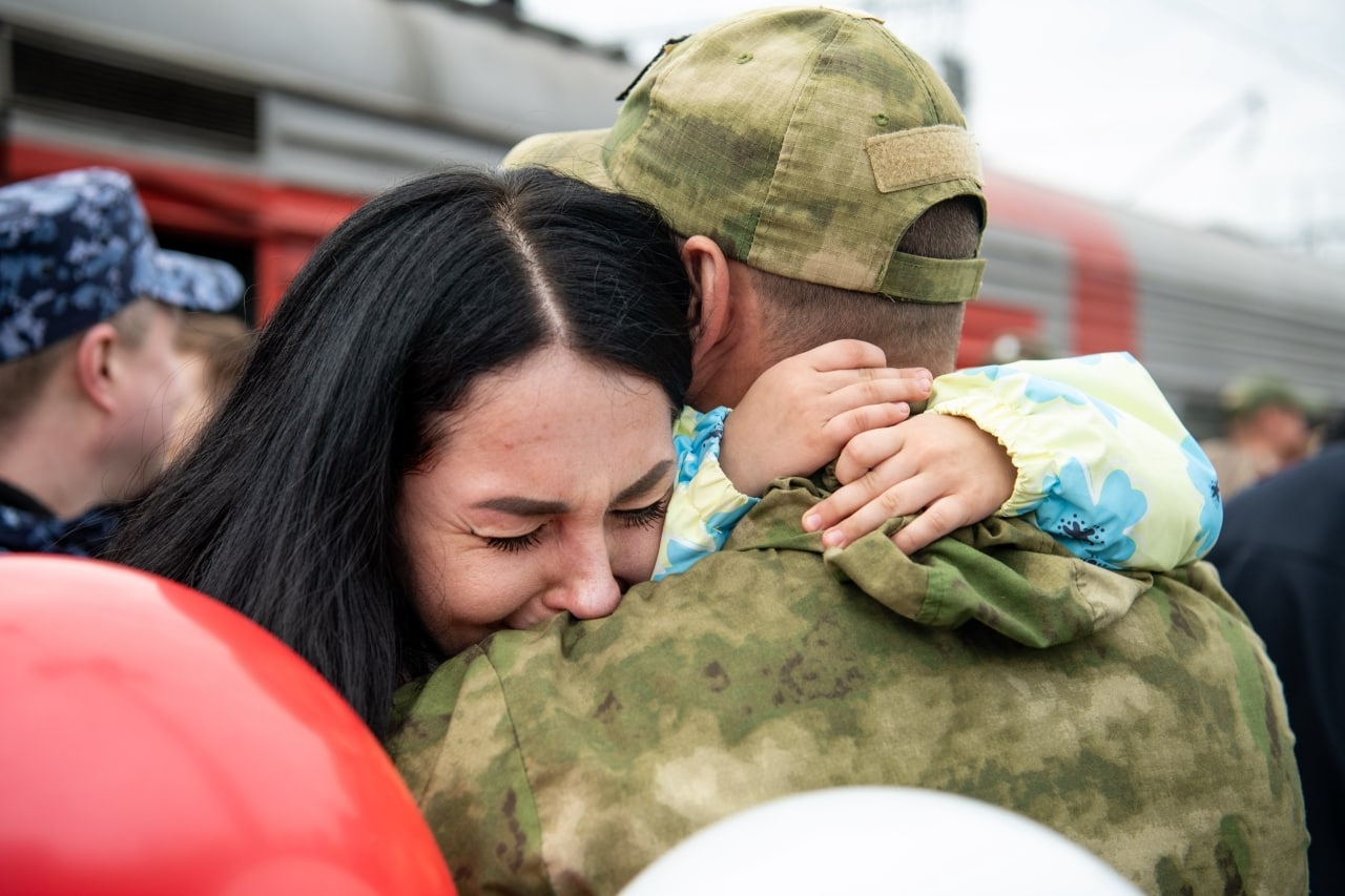 Поддержка специальной военной операции. Росгвардейцы вернулись с Украины домой. Армия и полиция. Солдат вернулся домой. Встречает солдата.