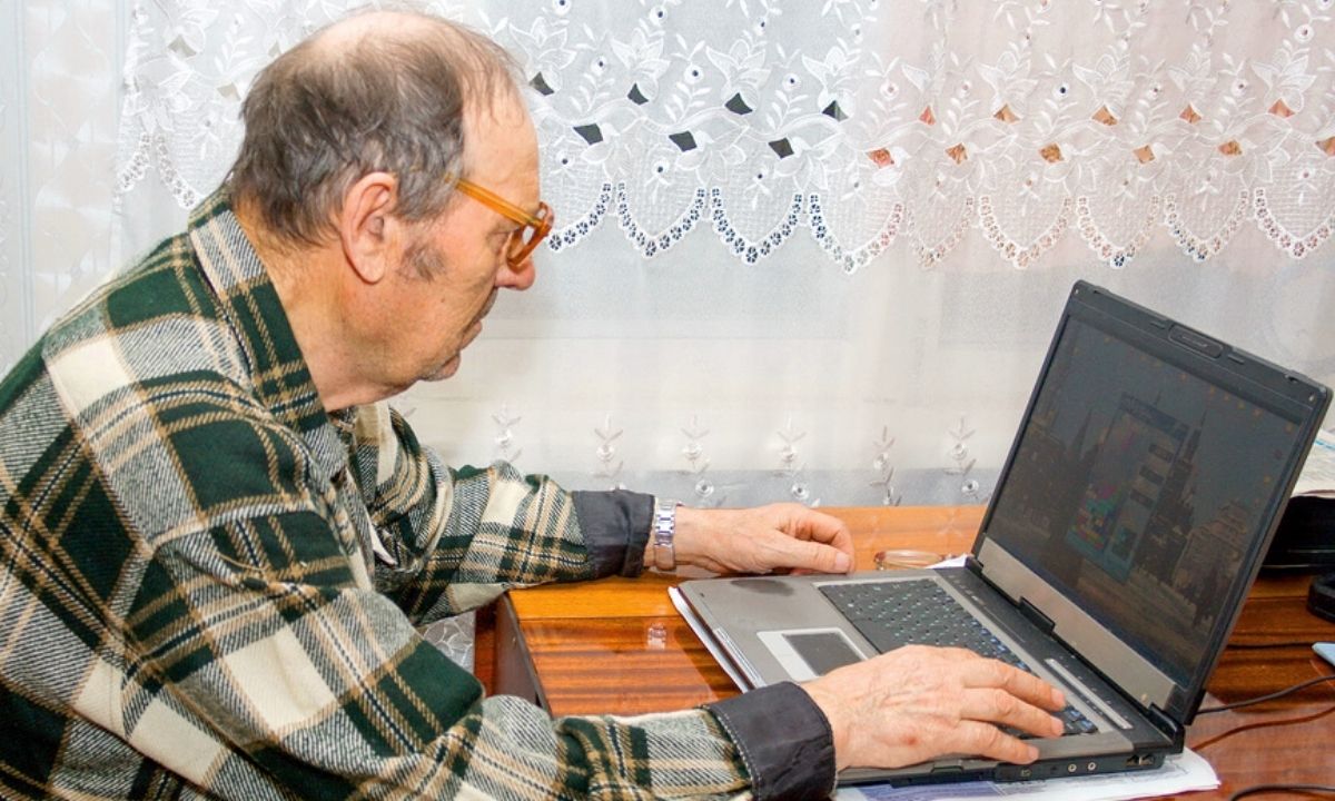 пенсионер за компьютером