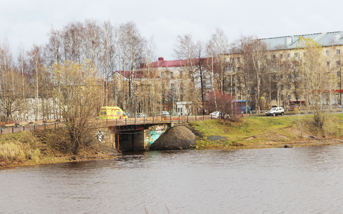 Пименовский мост в петрозаводске где фото В ближайшие дни уровень воды в реке в центре Петрозаводска резко поднимется