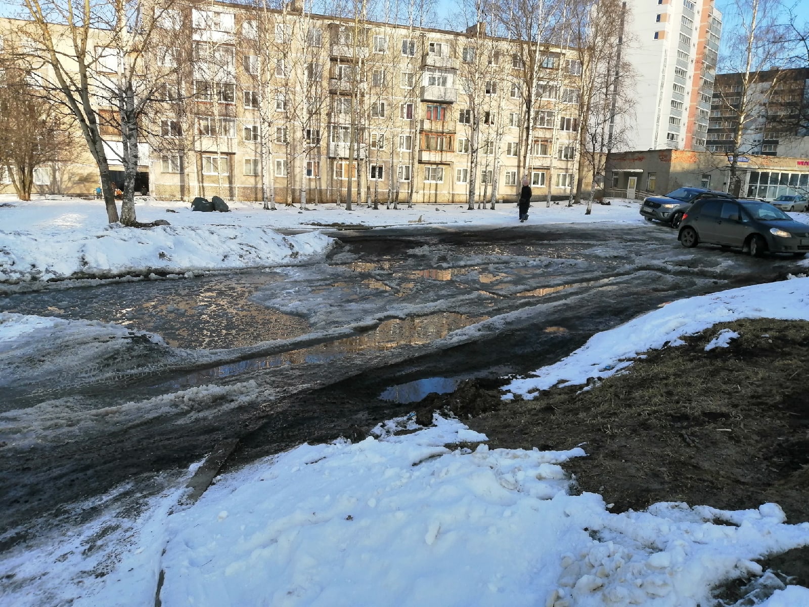 День протекает. Город на воде. Снег затопил городские дороги. Школа возле дороги. Город дорога возле здания.