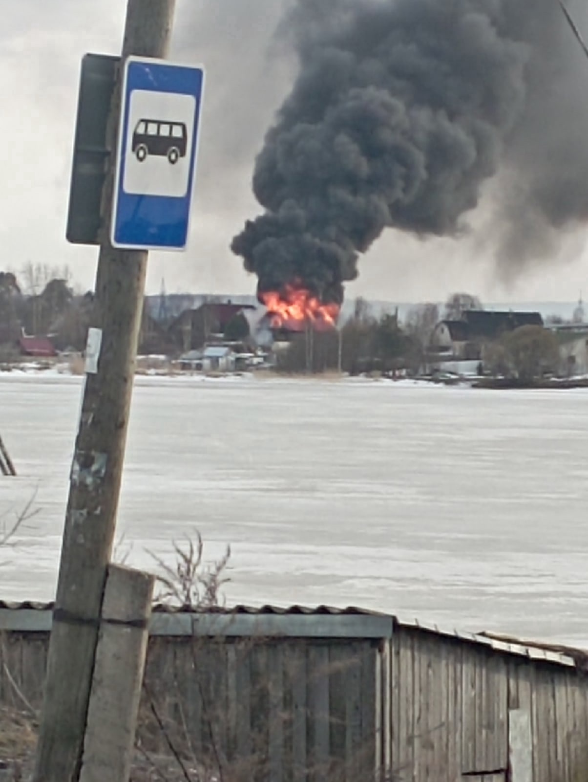 В Заозерье произошел серьезный пожар: дым от горящего жилого дома было  видно даже в Петрозаводске