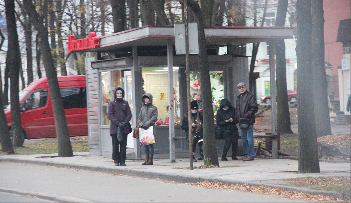 Остановиться петрозаводске. Остановка. Люди на остановке. Люди на остановках в Петрозаводске. Остановка троллейбуса.