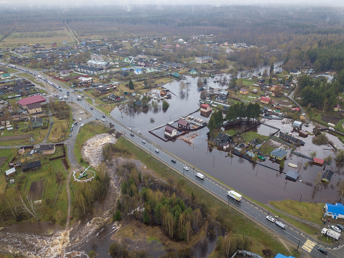 Появились фото наводнения в Вилге: люди ночью в спешке покидали дома