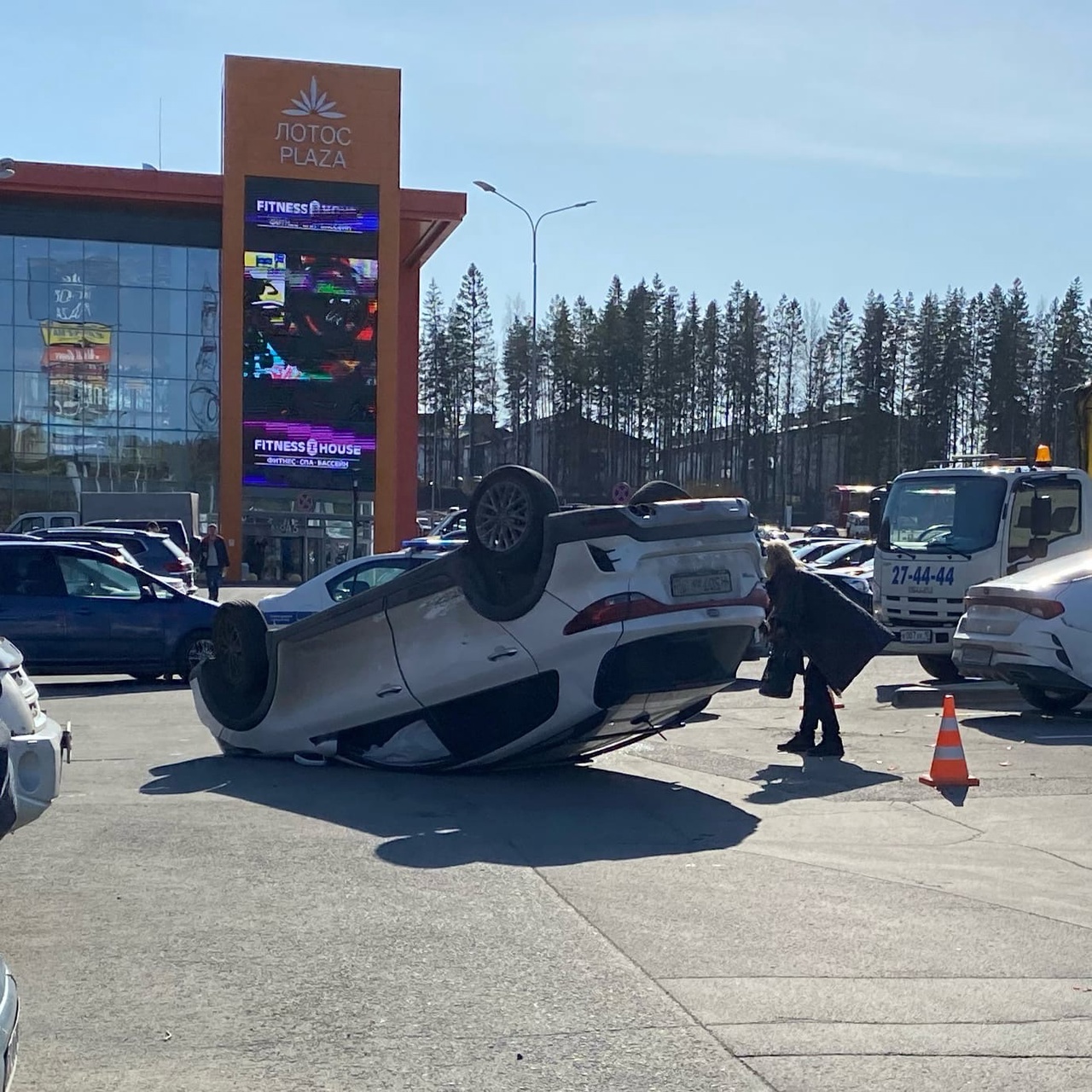 Странная авария произошла у торгового центра в Петрозаводске