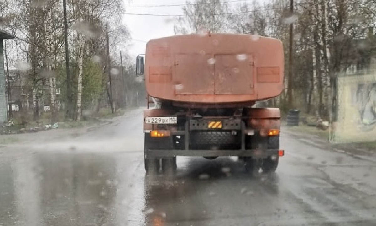 Стало известно, почему улицы Петрозаводска моют во время дождя