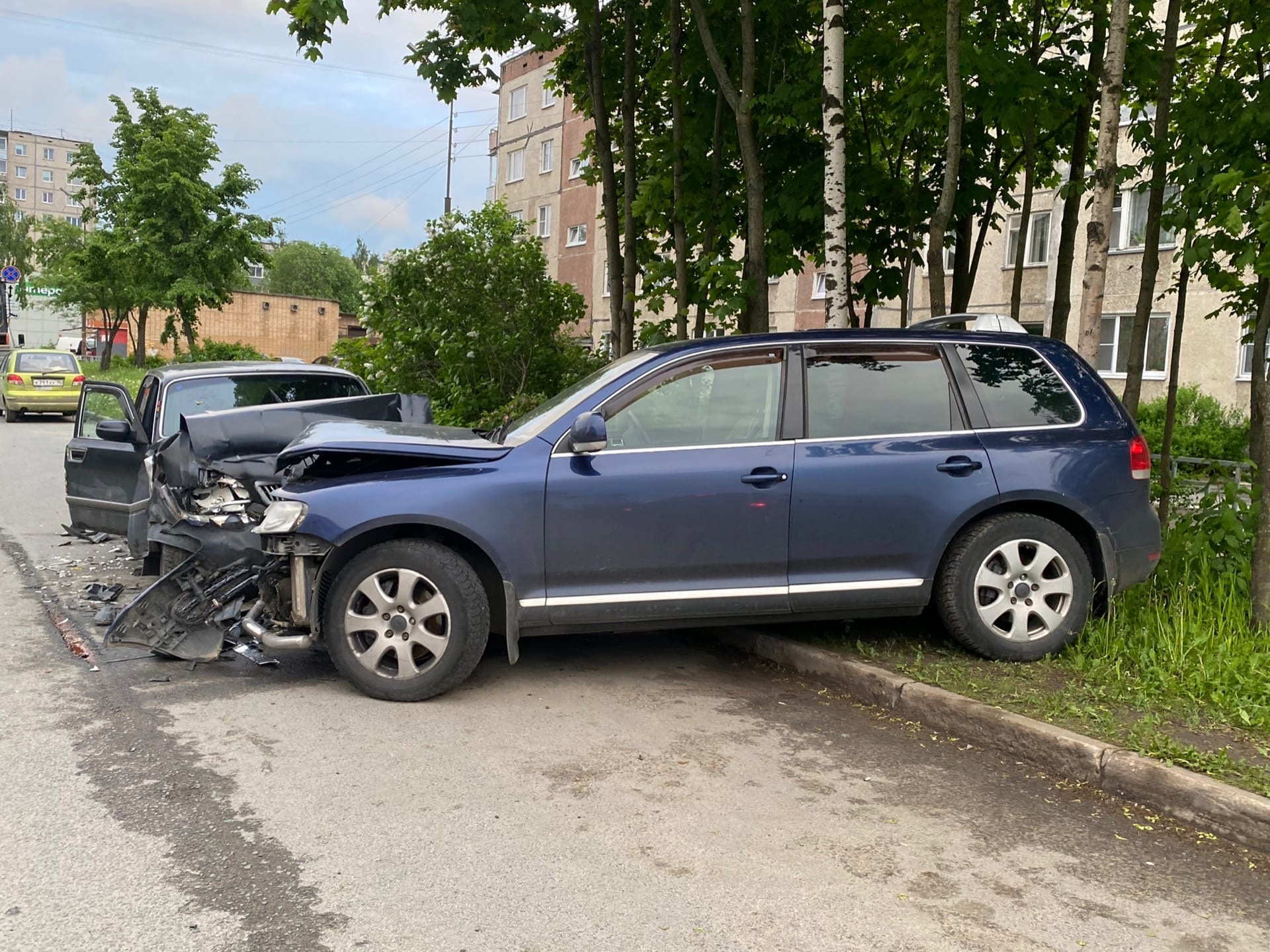 Жесткая авария во дворе Петрозаводска: два автомобиля разбиты в хлам