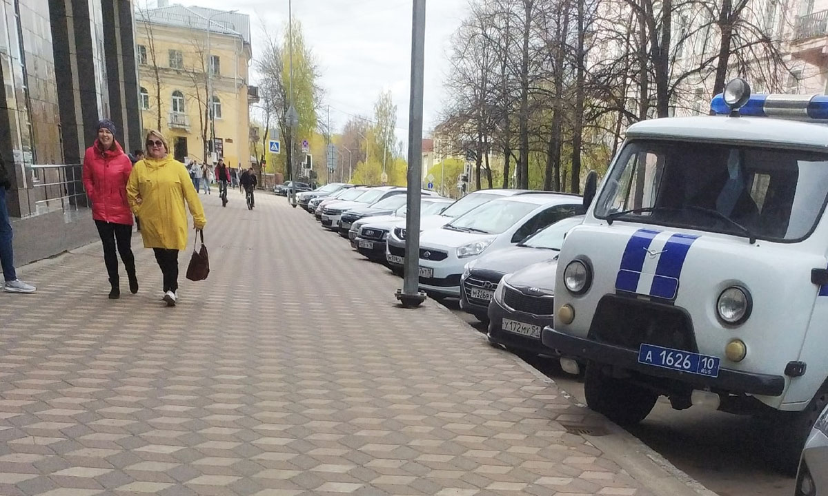 В петрозаводском ночном клубе парень украл телефон у девушки, а потом  помогал его искать