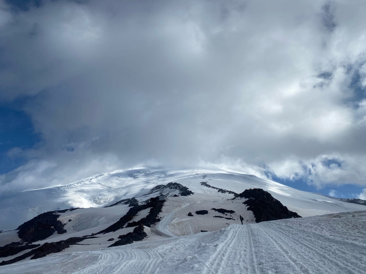 Эльбрус двуглавая вершина. Западная вершина Эльбруса. Двуглавый Эльбрус. Двуглавая гора Эльбрус. Эльбрус в июле.