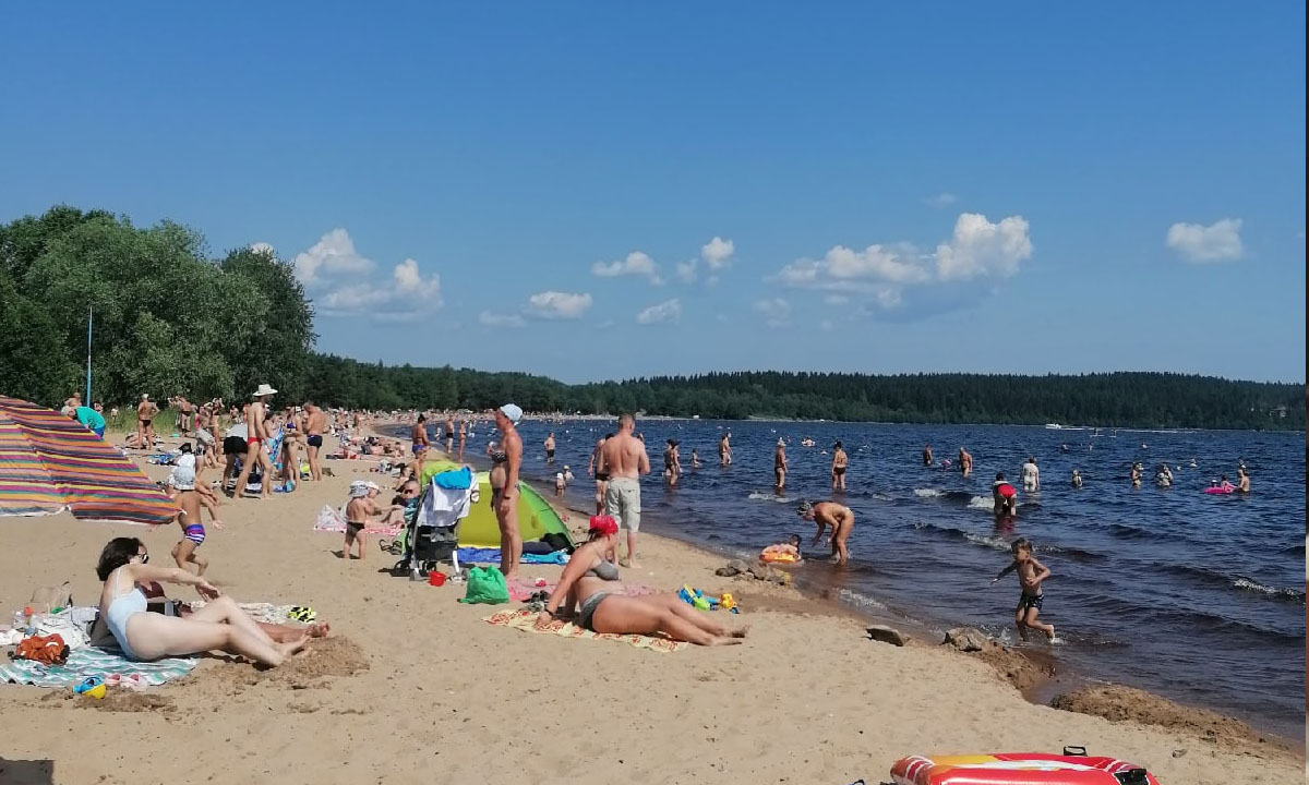 Петрозаводск погода летом. Жара в Карелии. Карелия лето жара. Жара берег. Озеро Логмозеро в Петрозаводске.